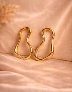 Gold abstract wave shape fashion earrings - Luméra